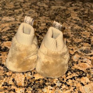 Baby Ugg Nesti Cozy Tan Baby Booties Moccasins in size 0/1